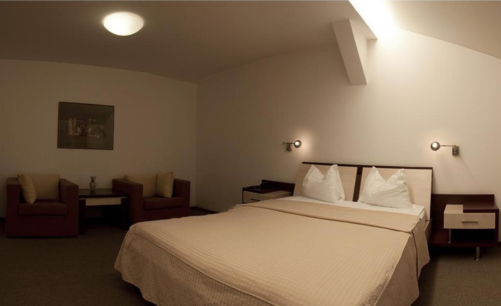 Postel nebo postele na pokoji v ubytování Hotel Baneasa Parc