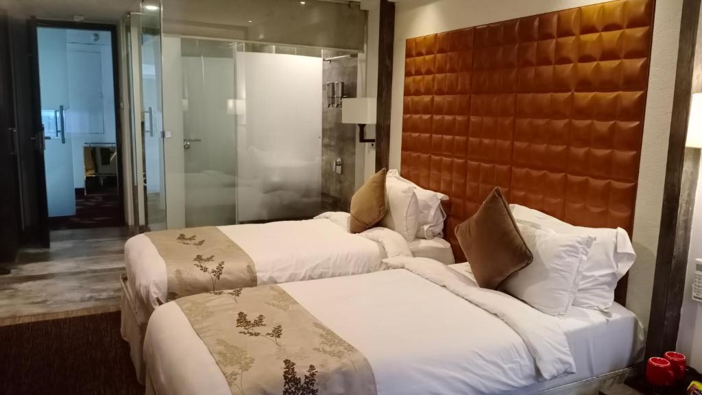 Postel nebo postele na pokoji v ubytování Regenta Central Hotel & Convention Centre Nagpur