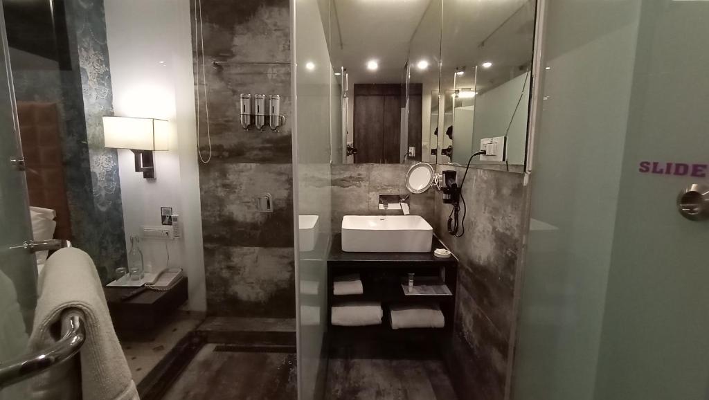 Koupelna v ubytování Regenta Central Hotel & Convention Centre Nagpur