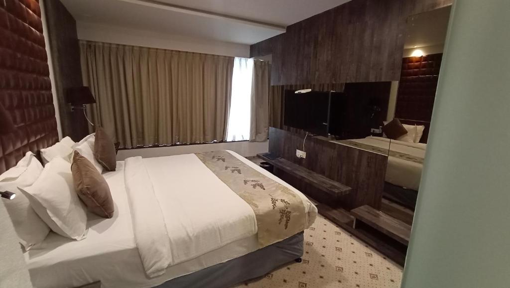 Postel nebo postele na pokoji v ubytování Regenta Central Hotel & Convention Centre Nagpur