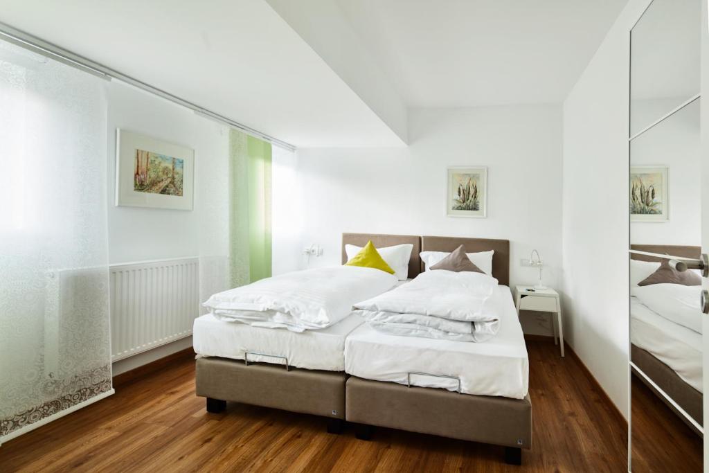 Postel nebo postele na pokoji v ubytování Hotel zur Post