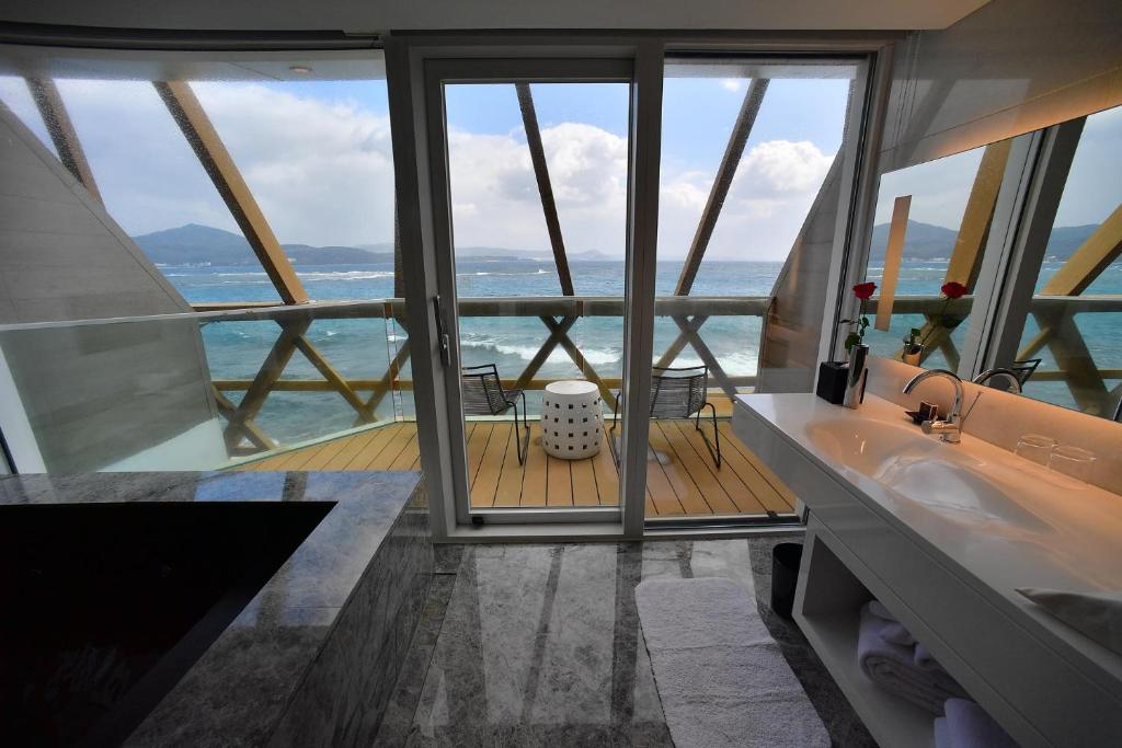 a bathroom with a view of the ocean at Volando Kenting in Hengchun