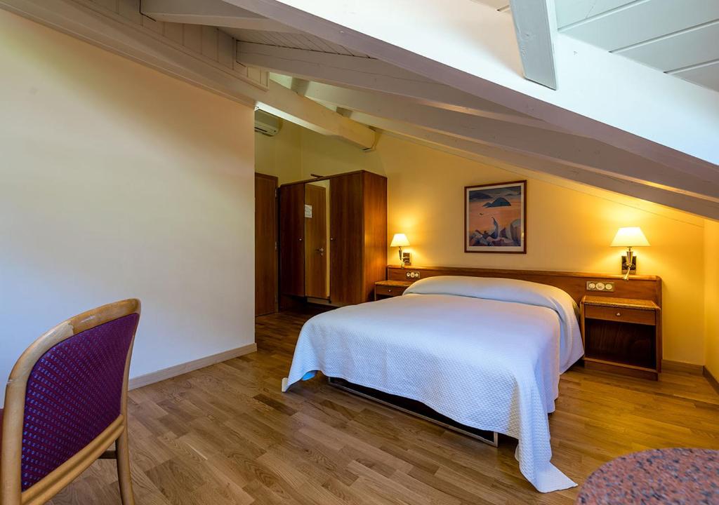 Postel nebo postele na pokoji v ubytování Hôtel des Bains de Saillon