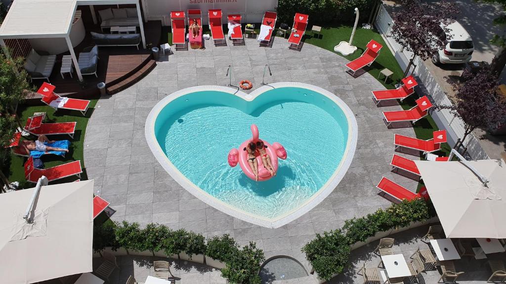 uma vista superior de uma piscina em forma de coração em Hotel Sabrina Rimini em Rimini