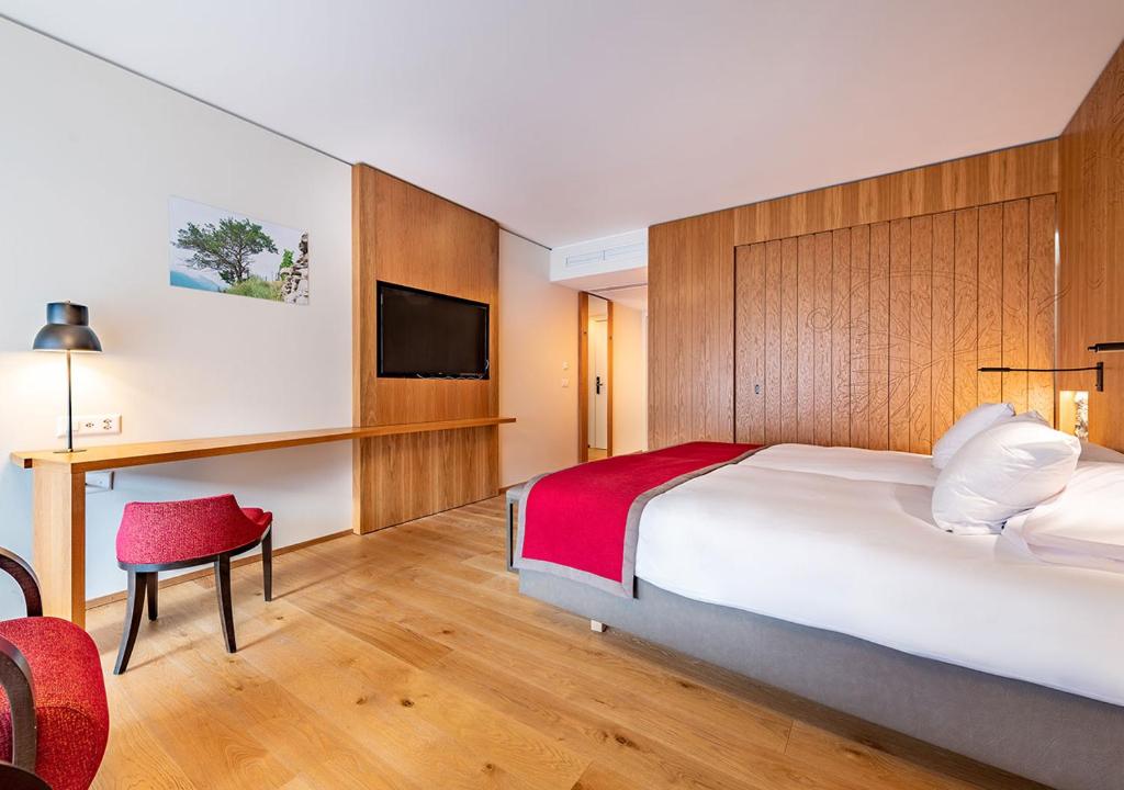 Postel nebo postele na pokoji v ubytování Hôtel des Bains de Saillon