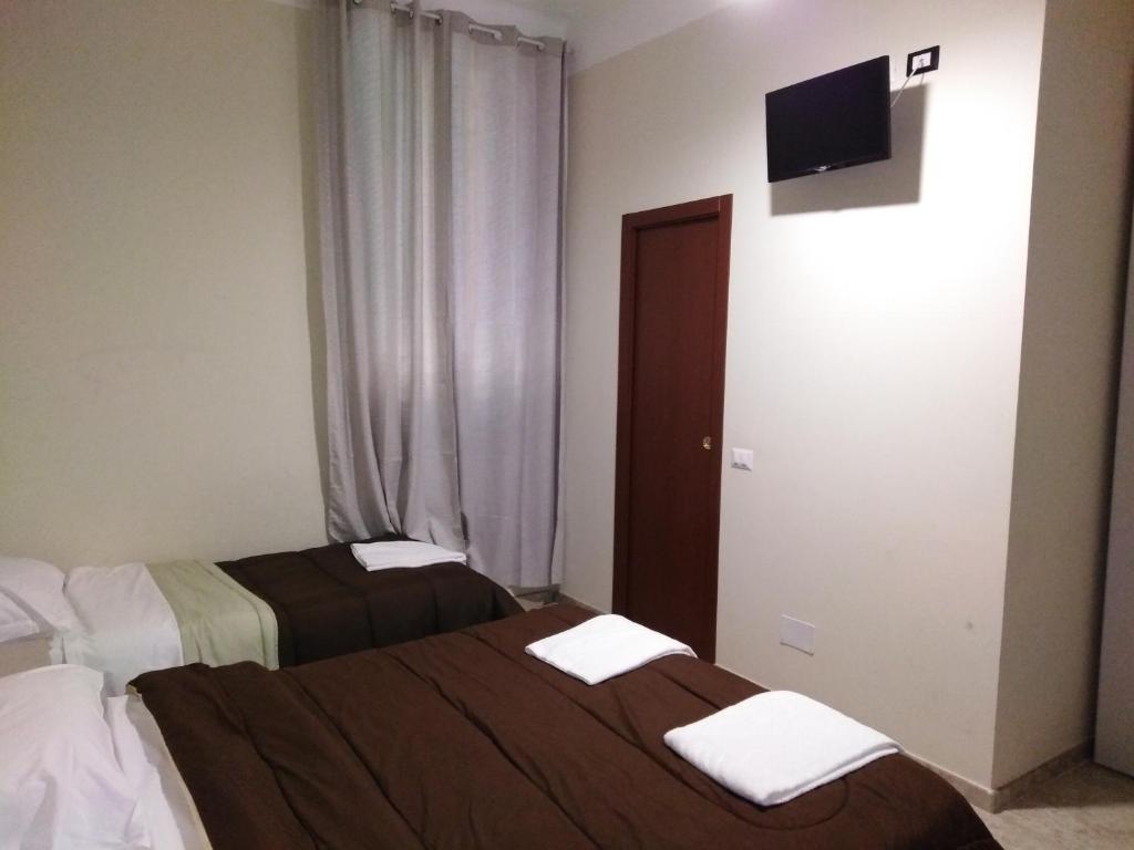 Łóżko lub łóżka w pokoju w obiekcie Hotel Emmy