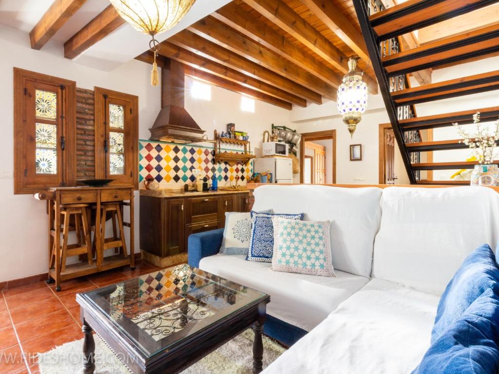 - un salon avec un canapé blanc et une table dans l'établissement Casa maria la conejera, à Nigüelas