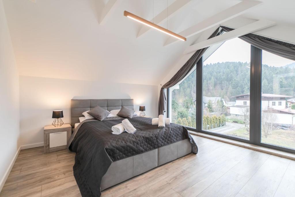 Posteľ alebo postele v izbe v ubytovaní Apartament Marron 11 z sauną, bawialnią i widokiem na Skrzyczne - Dream Apart