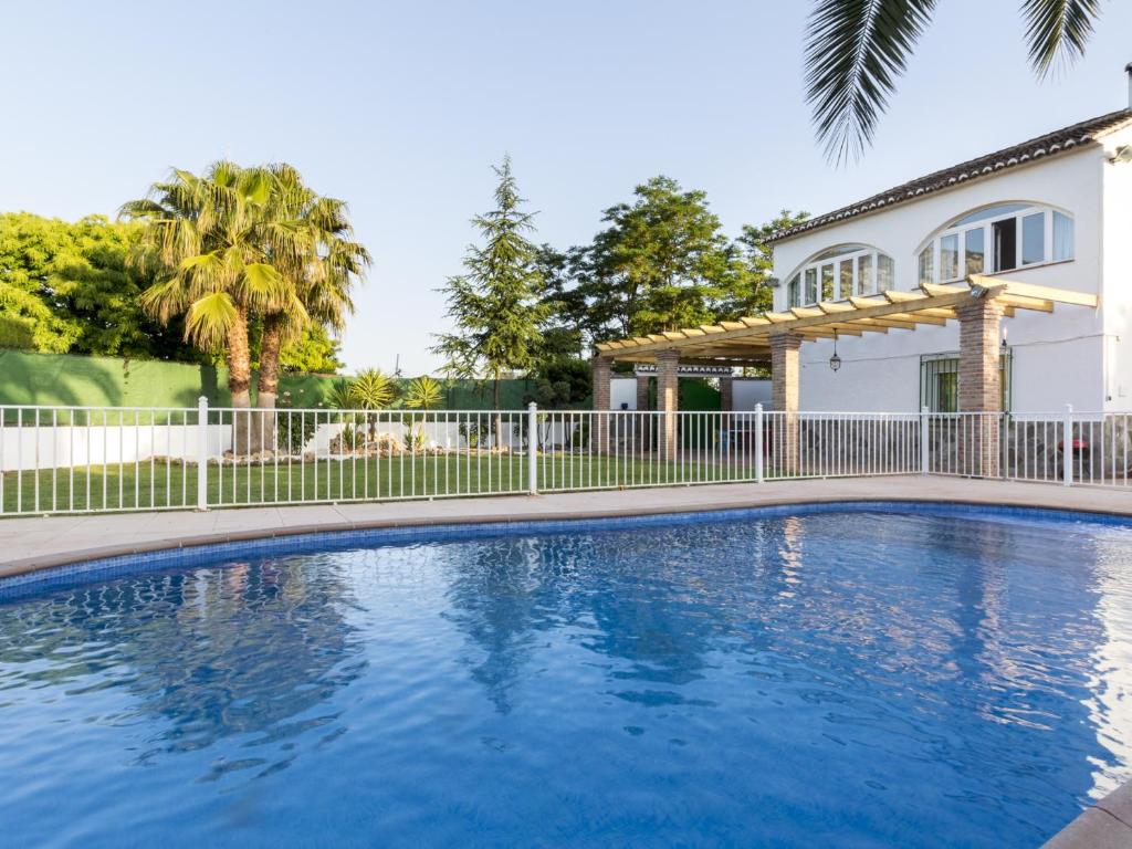 - une piscine en face d'une maison dans l'établissement Venta del alamo, à Dúrcal