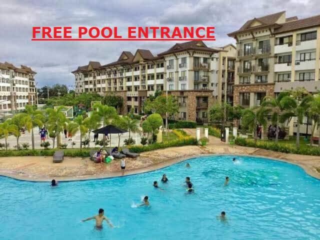 um grupo de pessoas numa piscina num resort em ONE OASIS B2 back of SM MALL free pool wifi em Davao