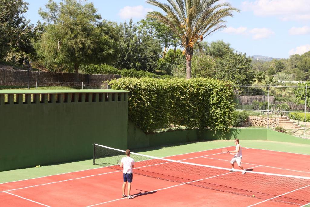 Tenis a/nebo squash v ubytování Ona Palmira Paguera nebo okolí