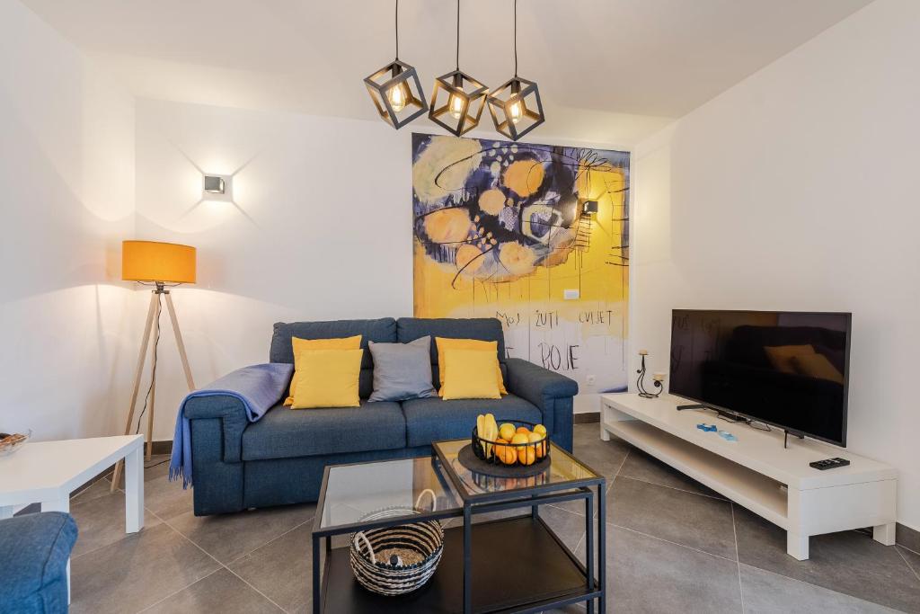 Televízia a/alebo spoločenská miestnosť v ubytovaní Villa Charm