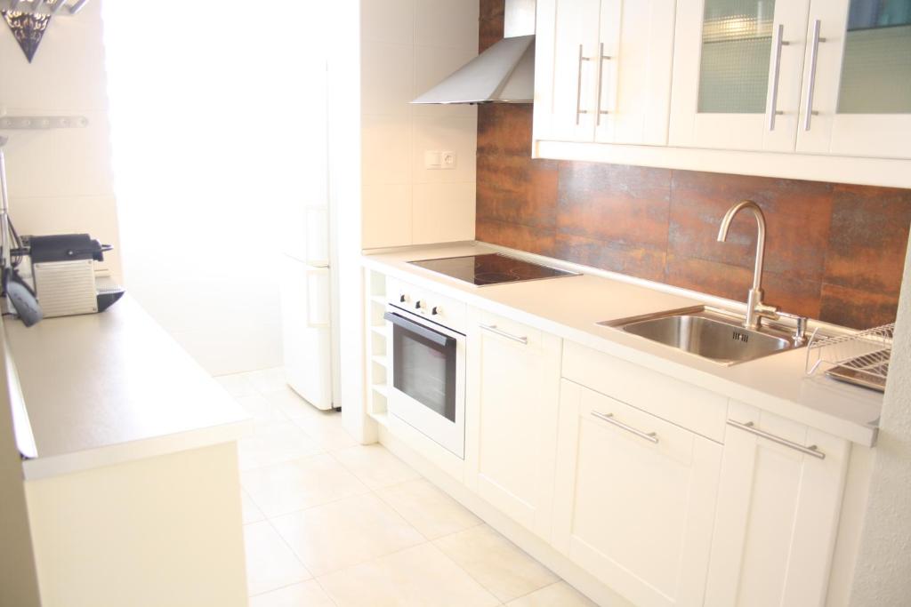 Kuchyňa alebo kuchynka v ubytovaní Sol Daurat seafront apartment