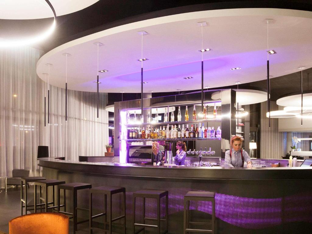 Lounge nebo bar v ubytování Novotel Basel City