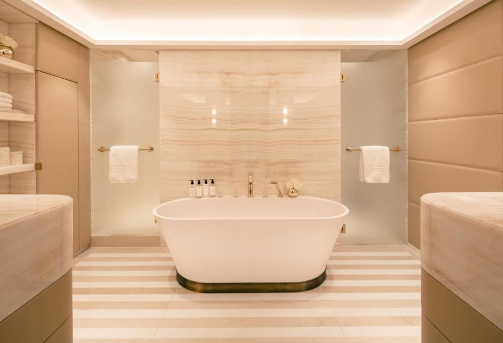 Four Seasons Hotel London at Park Lane - Hyde Park Suite One Bedroom King Bed