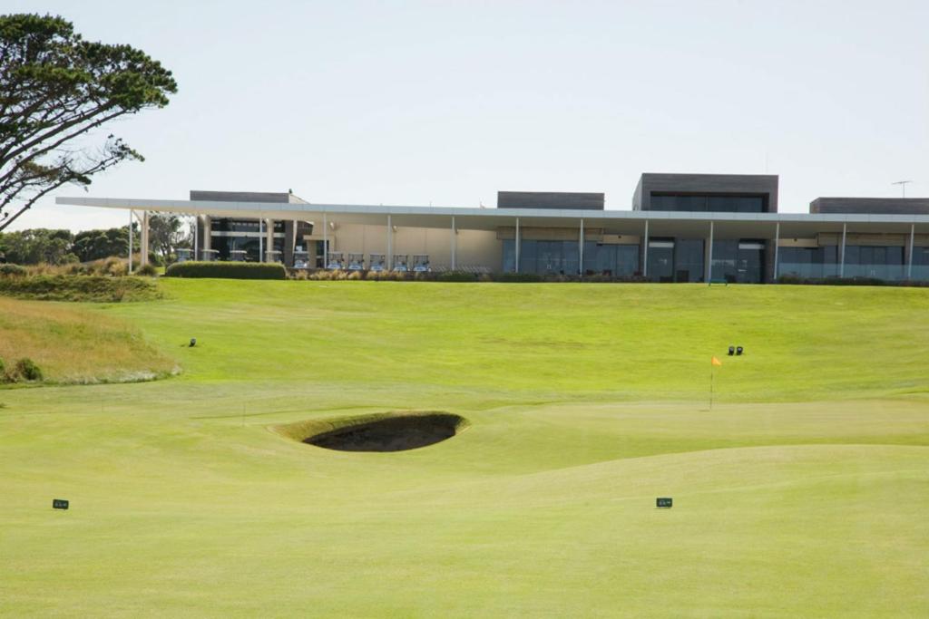 Golf v rezortu nebo okolí
