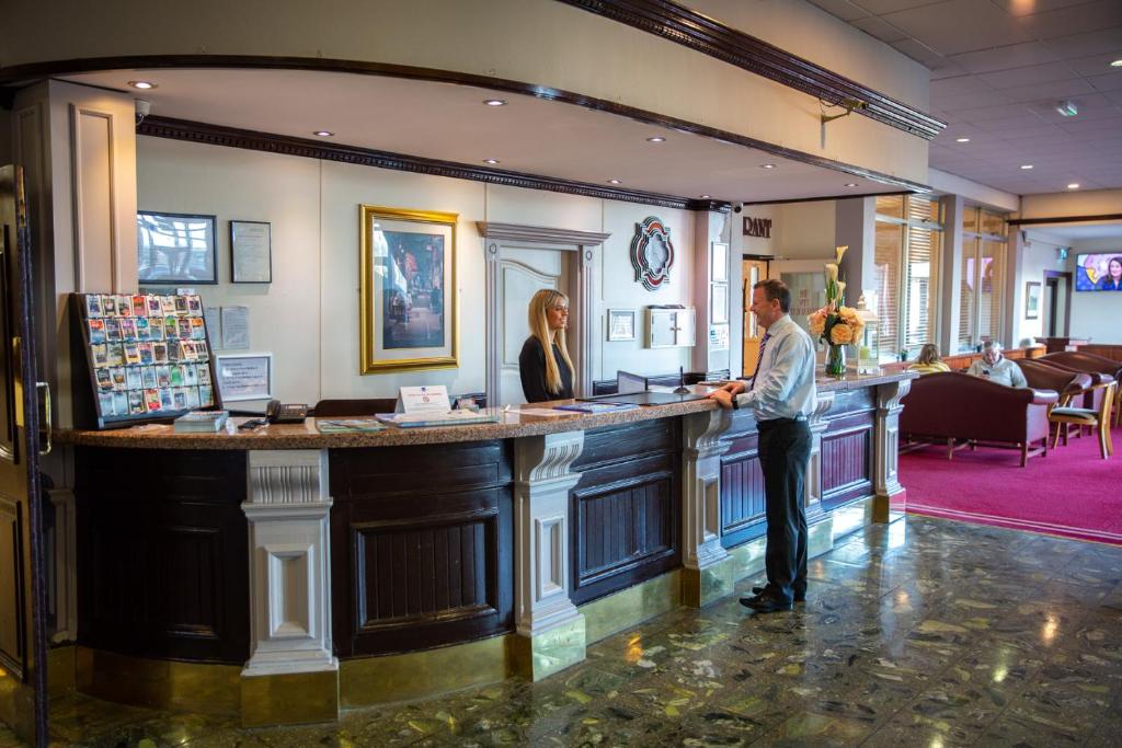Επισκέπτες που μένουν στο West County Hotel