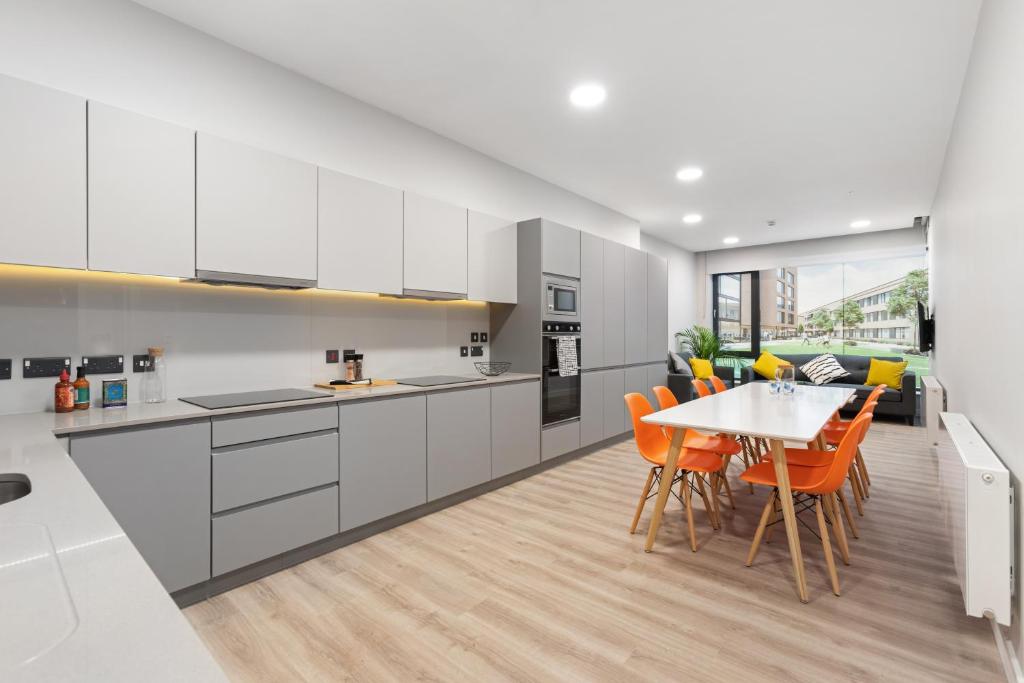 cocina y comedor con mesa y sillas en Highfield House Apartments en Dublín