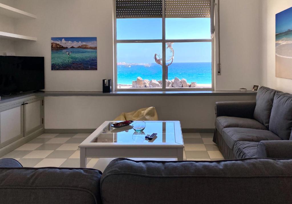 sala de estar con sofá y mesa de centro en Duplex con vistas en primera linea de playa, en Puerto del Rosario