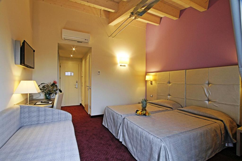 A bed or beds in a room at Boutique Hotel Calzavecchio