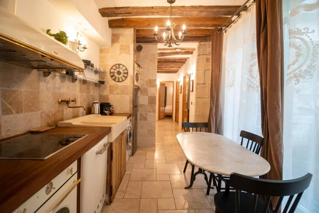 Perfect Stay up to 7 guests right next to Notre Dame, Paris, France