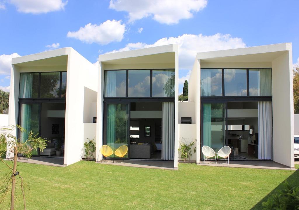una decoración de una casa con ventanas grandes en 4 Lulworth, en Johannesburgo