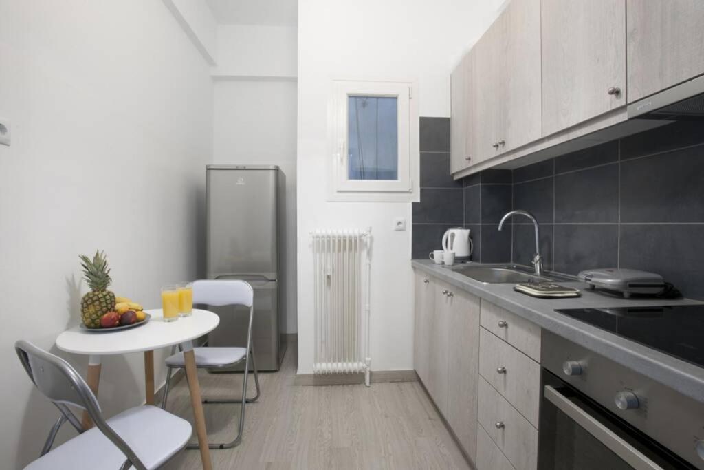 Kuchyňa alebo kuchynka v ubytovaní Kolonos, a renovated apartment