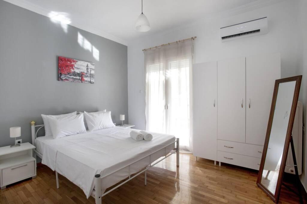 Posteľ alebo postele v izbe v ubytovaní Kolonos, a renovated apartment