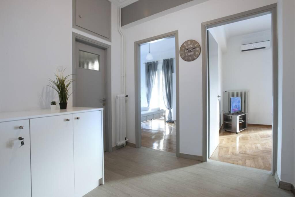 Televízia a/alebo spoločenská miestnosť v ubytovaní Kolonos, a renovated apartment