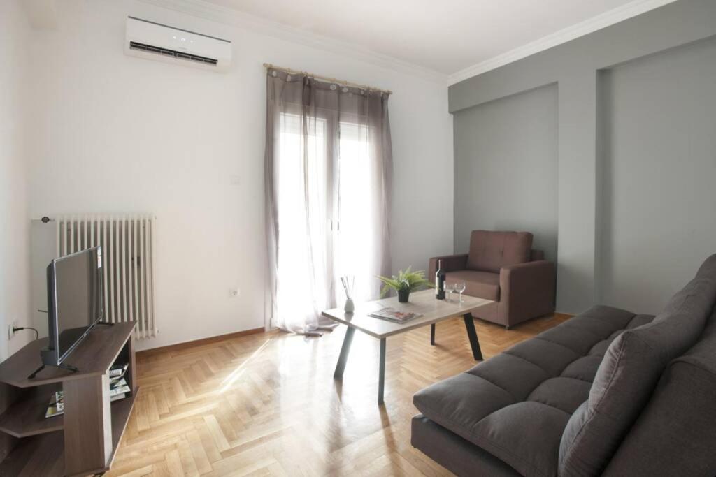 Posedenie v ubytovaní Kolonos, a renovated apartment