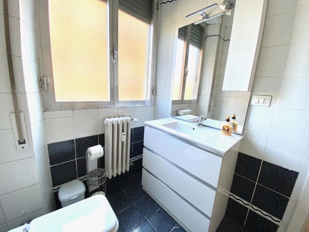 A bathroom at A Quattro Passi Da