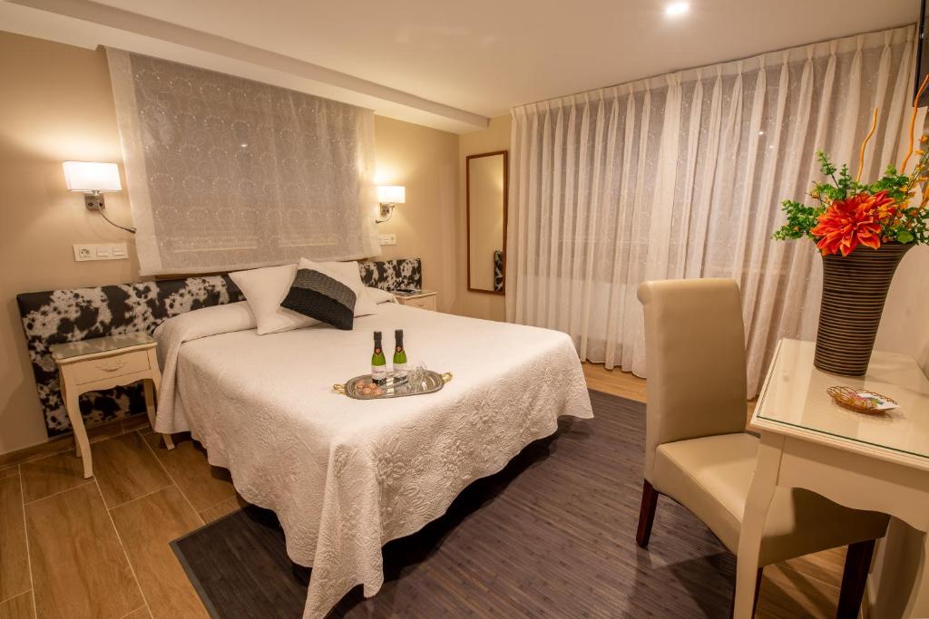 A bed or beds in a room at Hotel el Pinar