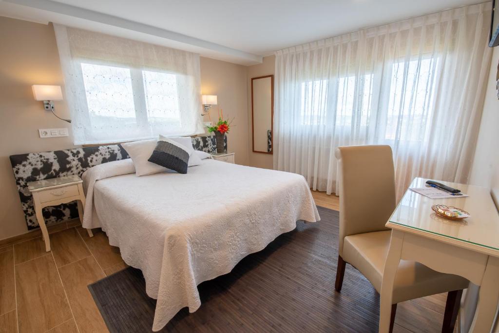 A bed or beds in a room at Hotel el Pinar