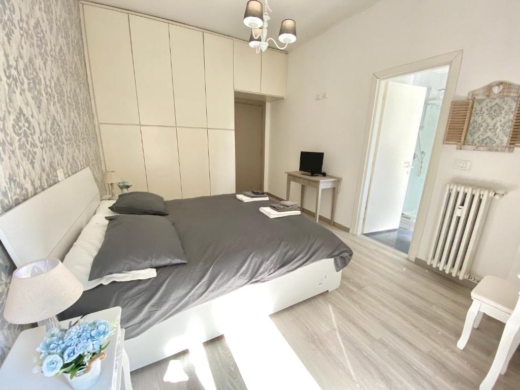 A bed or beds in a room at A Quattro Passi Da