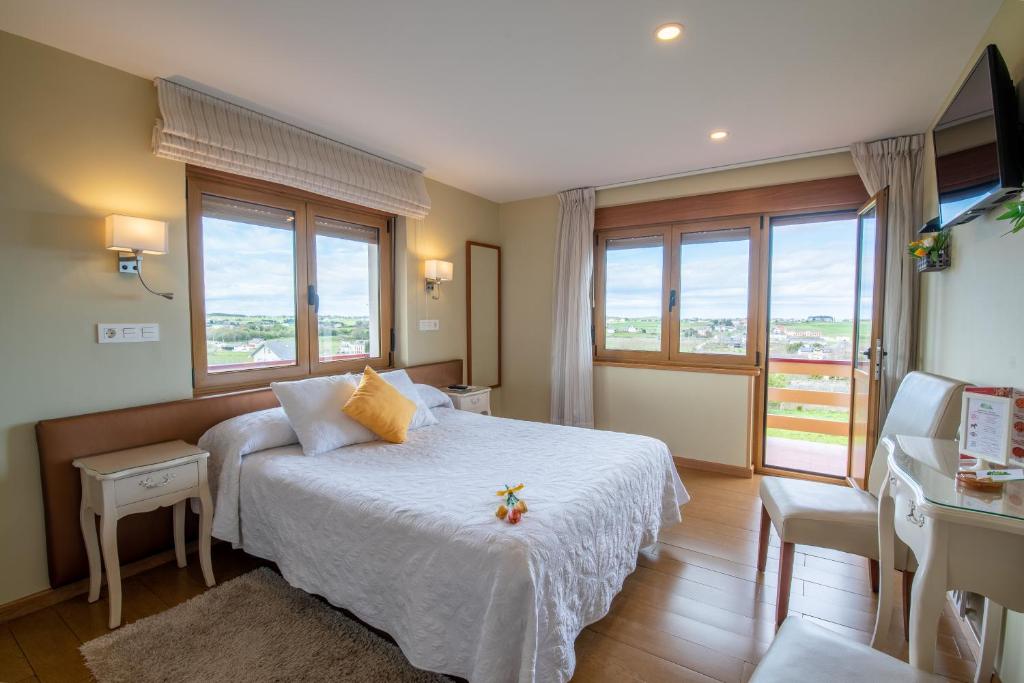 A bed or beds in a room at Hotel el Pinar