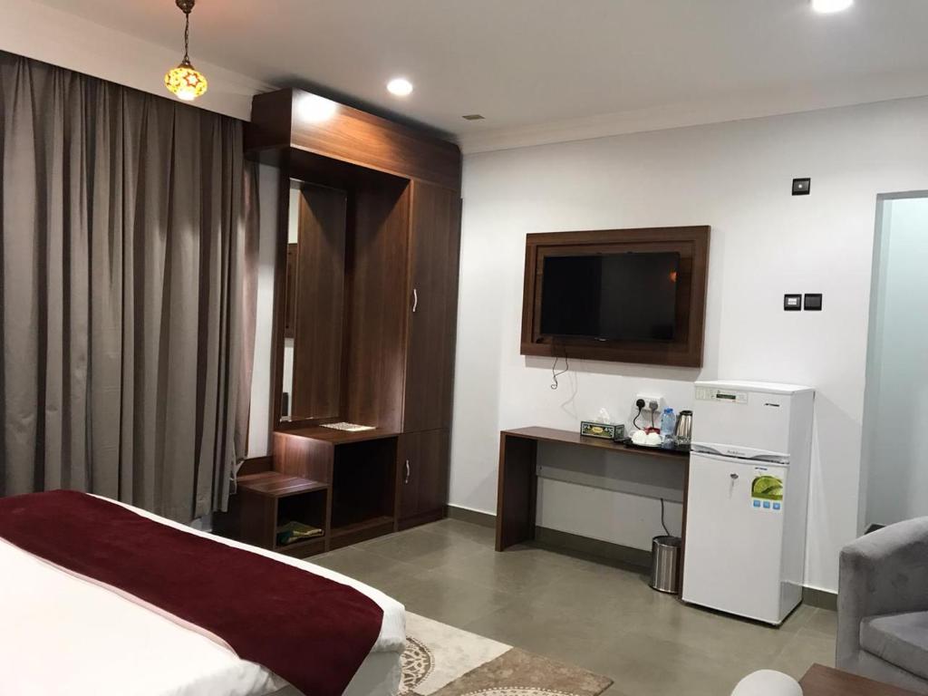 Postel nebo postele na pokoji v ubytování MY HOTEL Nizwa Residence Hotel Apartments نزوى ريزيدنس للشقق الفندقيه