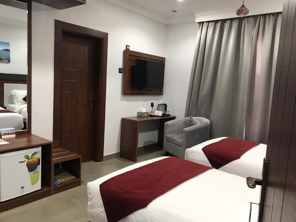 Postel nebo postele na pokoji v ubytování MY HOTEL Nizwa Residence Hotel Apartments نزوى ريزيدنس للشقق الفندقيه
