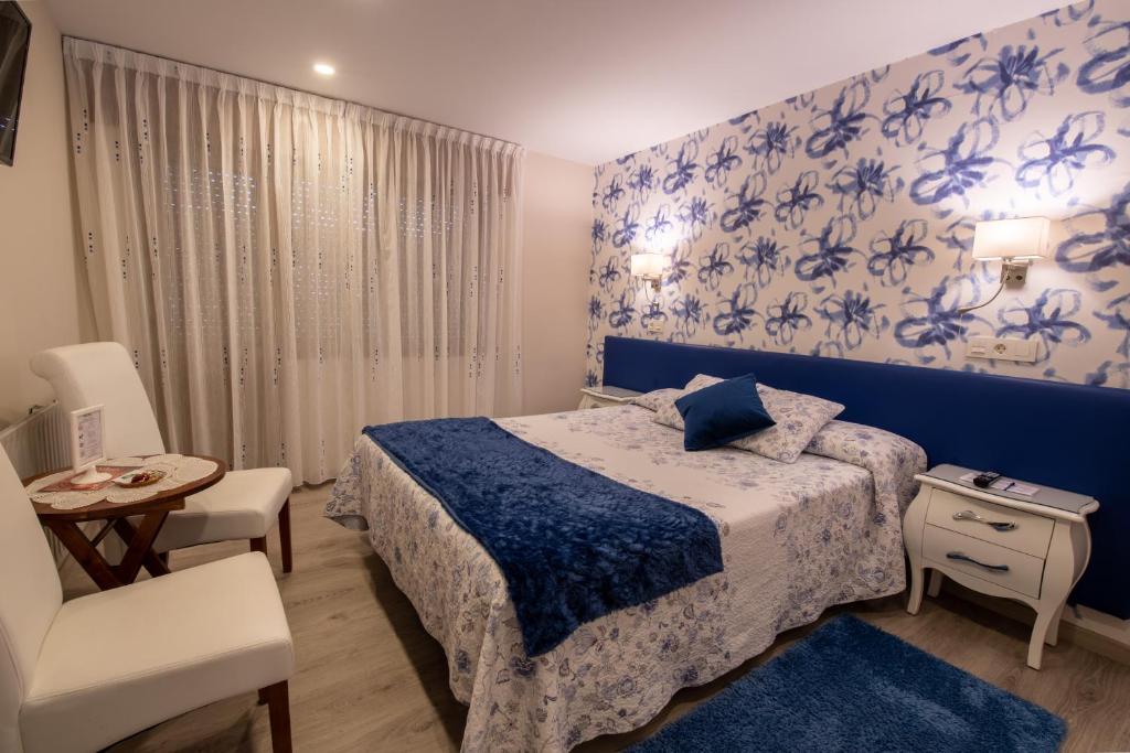 A bed or beds in a room at Hotel el Pinar