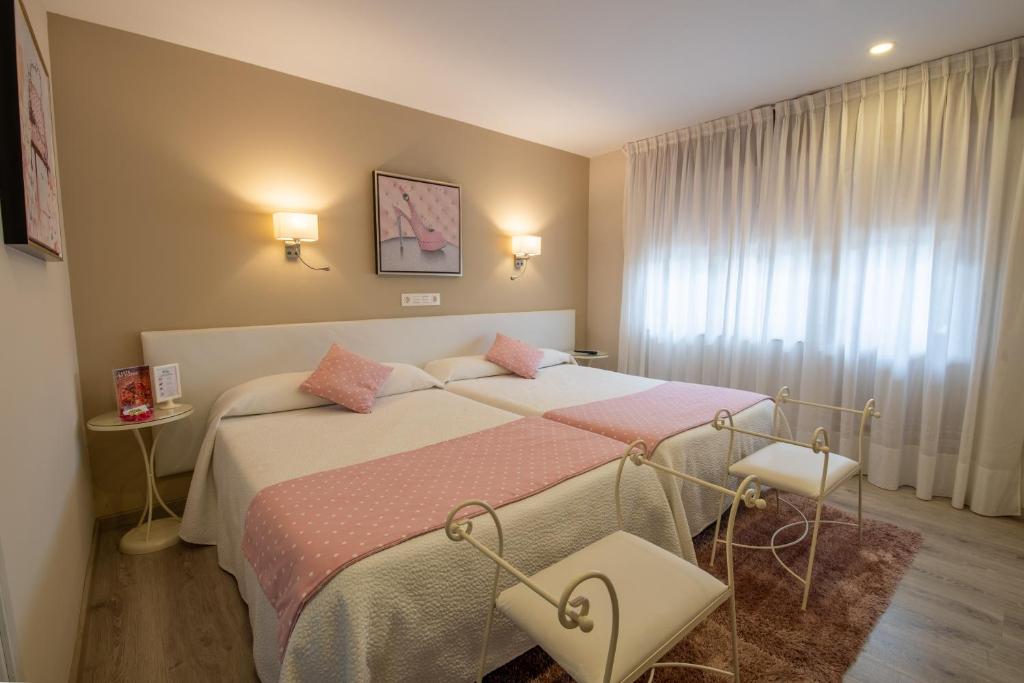 A bed or beds in a room at Hotel el Pinar