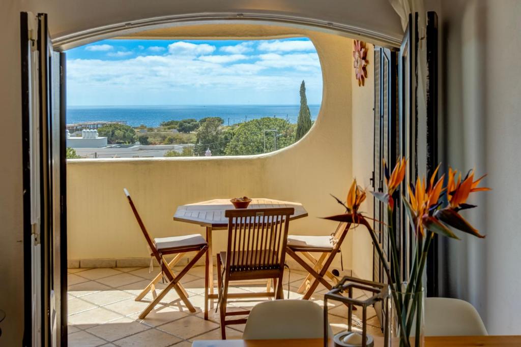 a room with a table and chairs and a window at Casa D'Luz in Carvoeiro