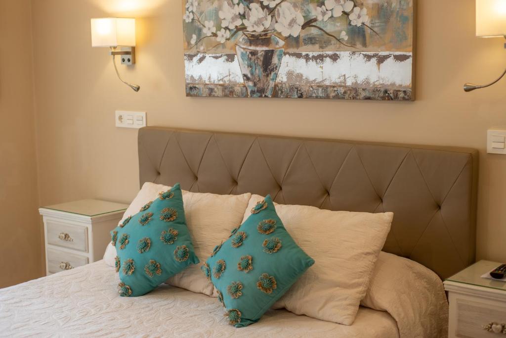 A bed or beds in a room at Hotel el Pinar