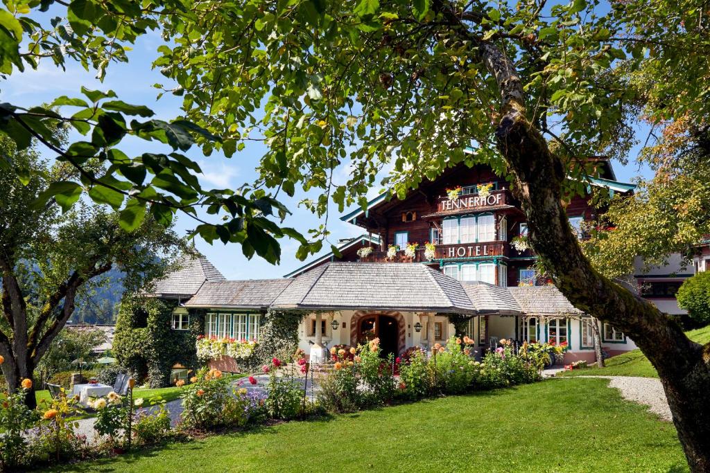 A garden outside Relais & Châteaux Hotel Tennerhof