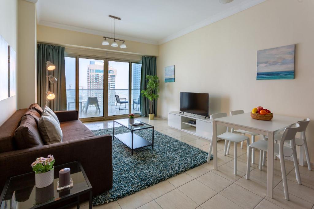 HiGuests – Superb Lake Views from this 2BR Apt in JLT