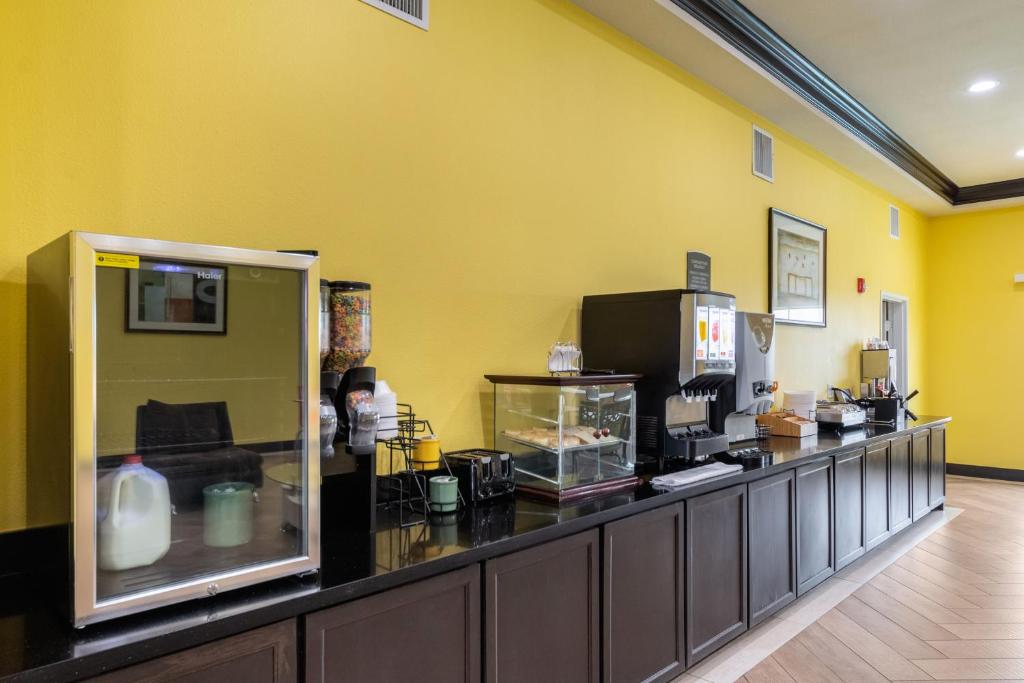 Kuchyň nebo kuchyňský kout v ubytování Residency Suites