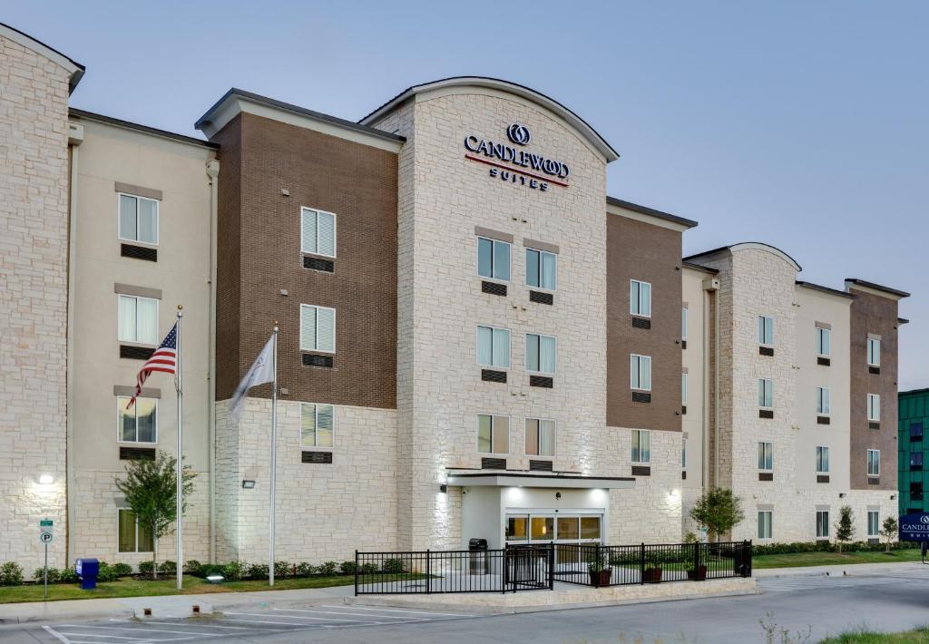 a rendering of the entrance to the campus hotel at Candlewood Suites Dallas NW - Farmers Branch, an IHG Hotel in Farmers Branch