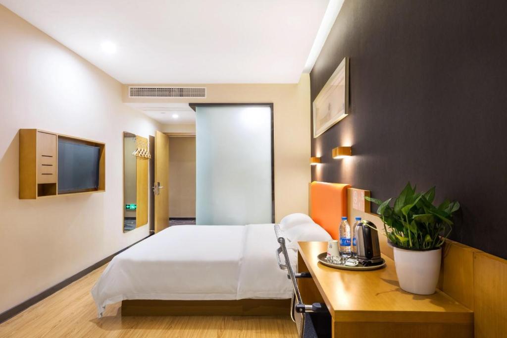 7 Days Premium Hotel Hangzhou Jiubao Passenger Transportation Center Wumeiにあるベッド