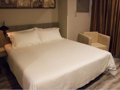 sypialnia z białym łóżkiem z nożem w obiekcie JinJiang Inn Hangzhou Road subway station Xiasha High Fashion Hotel w mieście Hangzhou