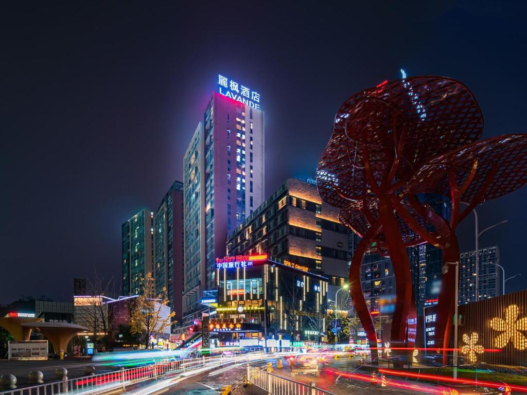 una città di notte con un palazzo alto di Lavande Hotels·Guiyaung North Railway Station a Guiyang
