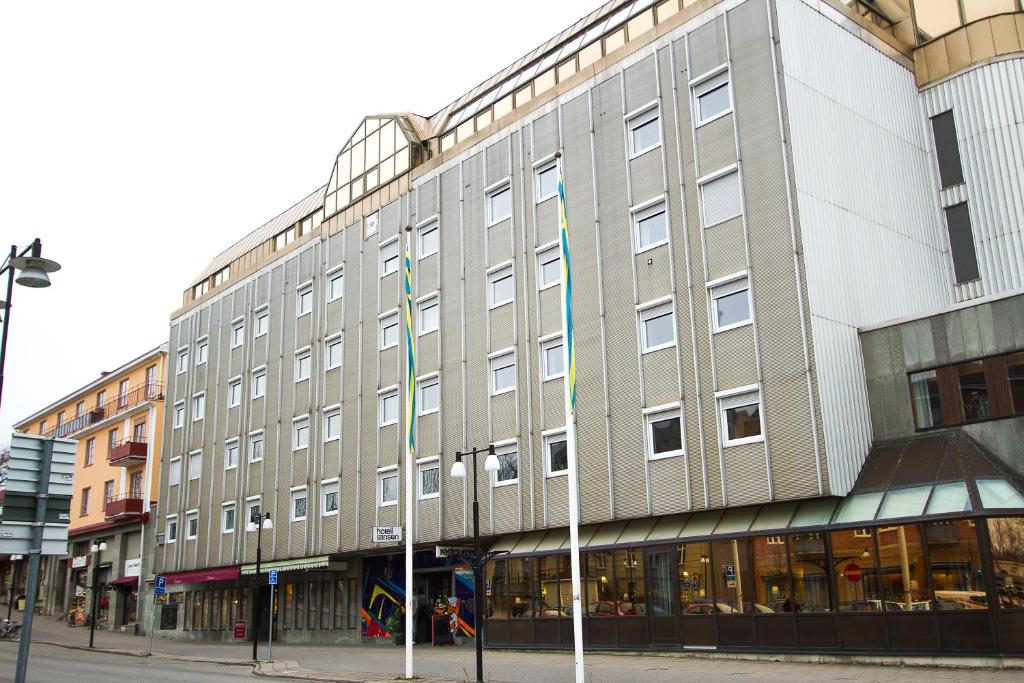 un gran edificio en una calle de la ciudad frente a un edificio en Hotell Stinsen en Hallsberg