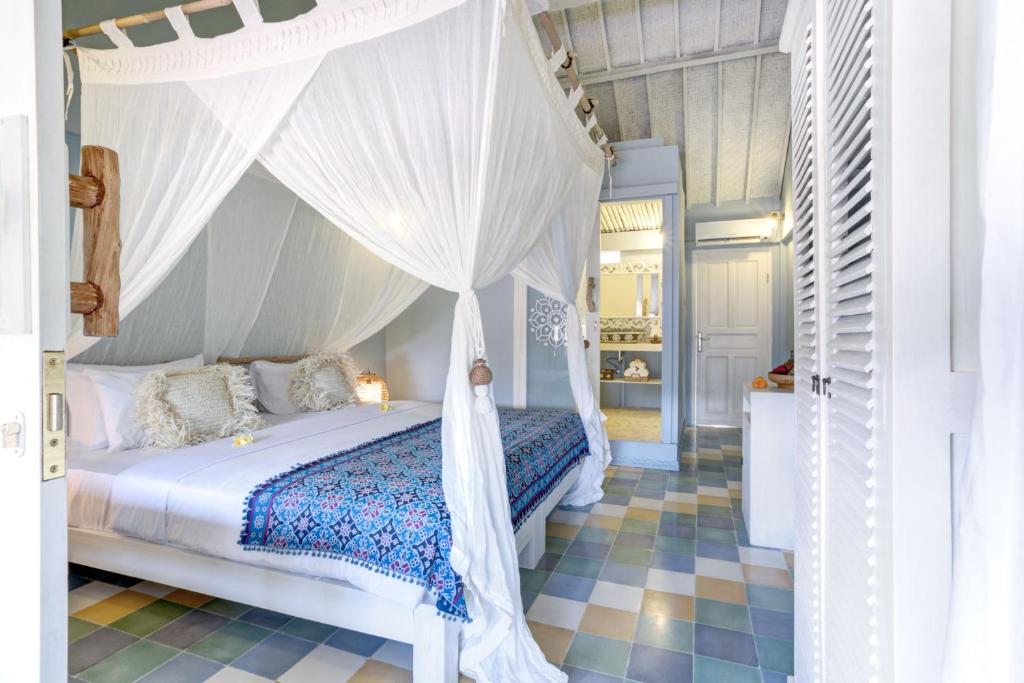 坎古的住宿－The Chillhouse Canggu by BVR Bali Holiday Rentals，一间卧室配有一张带天蓬的白色床